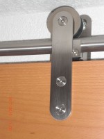 Schiebetür mit Design-Edelstahl-Laufwerk