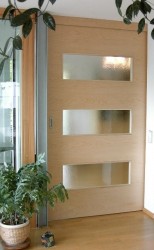 Schiebetürelement in Ahorn mit Designverglasung