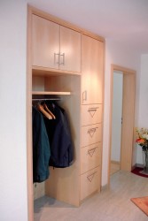 Garderobe in Kanadisch Ahorn mit Furniereinlegearbeiten 