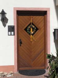 Haustüre mit Massivholzaufdoppelung und massivem Blockrahmen