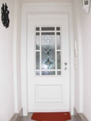 Stiltür in Weißlack mit Bleiverglasung und Sprossenkreuz