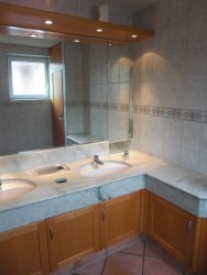 Hotel-WC-Einrichtung in Ahorn