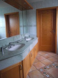 Sanitäreinrichtung in Gaststätte aus Ahorn 