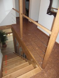 Treppenabschluß aus Säulen mit filigraner Seiltechnik