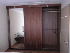 Schlafzimmerschrank in Nußbaum