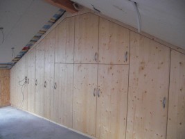 Angefertigter Einbauschrank unter Daschschräge in Fichte Massiv