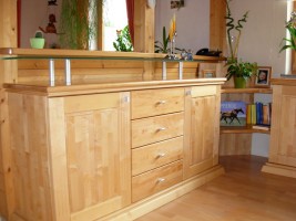 Sideboard in Massivholz Ahorn mit Glasplatte auf Distanzfüßen